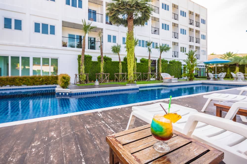 حوض السباحة