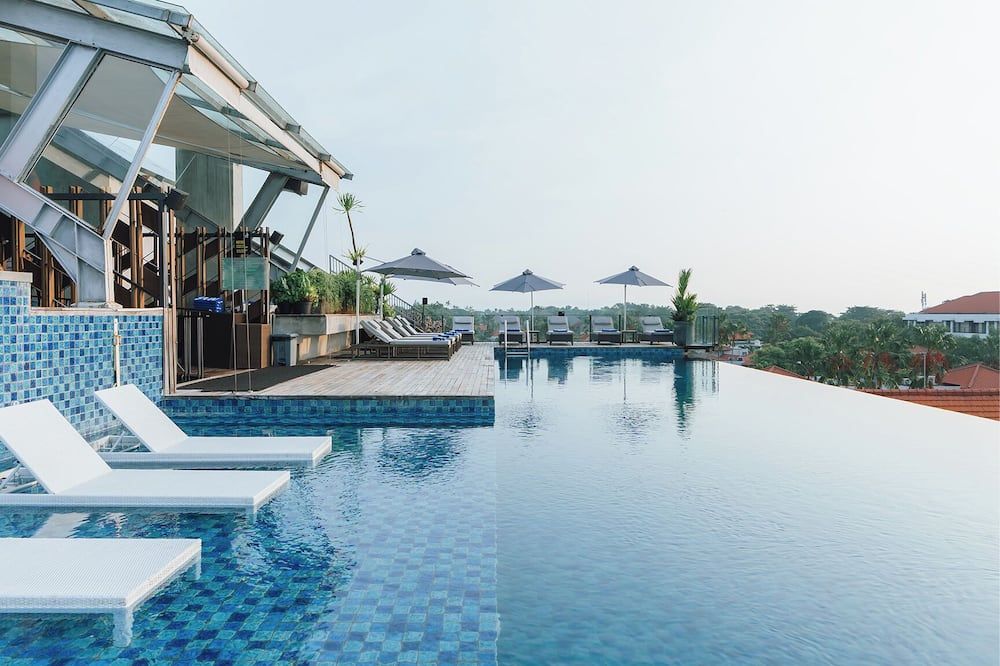 حوض السباحة