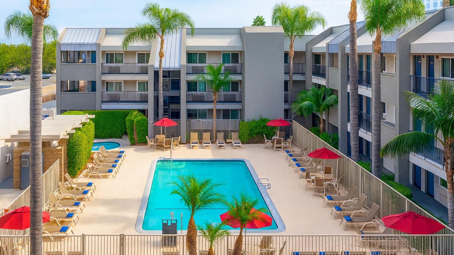 حوض السباحة صورة