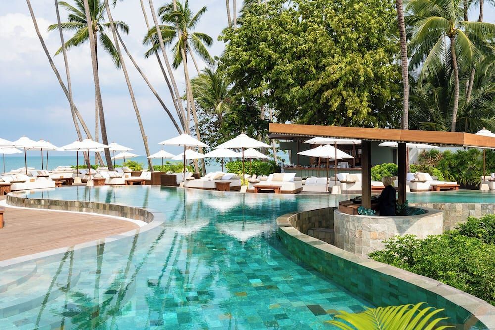 حوض السباحة