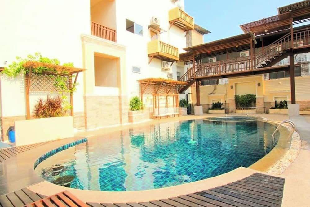 حوض السباحة