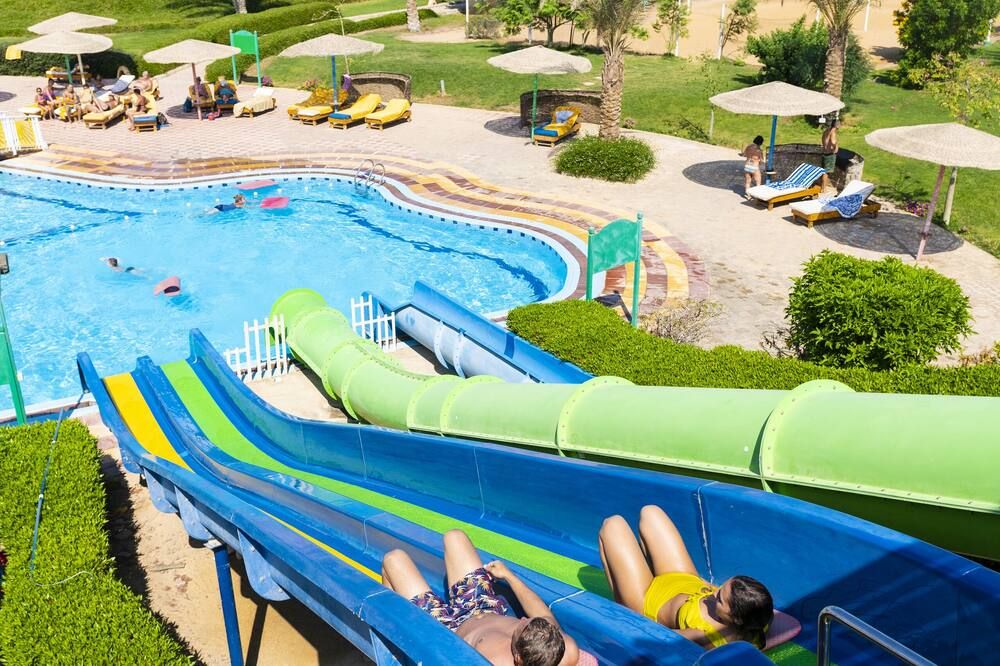 حوض السباحة