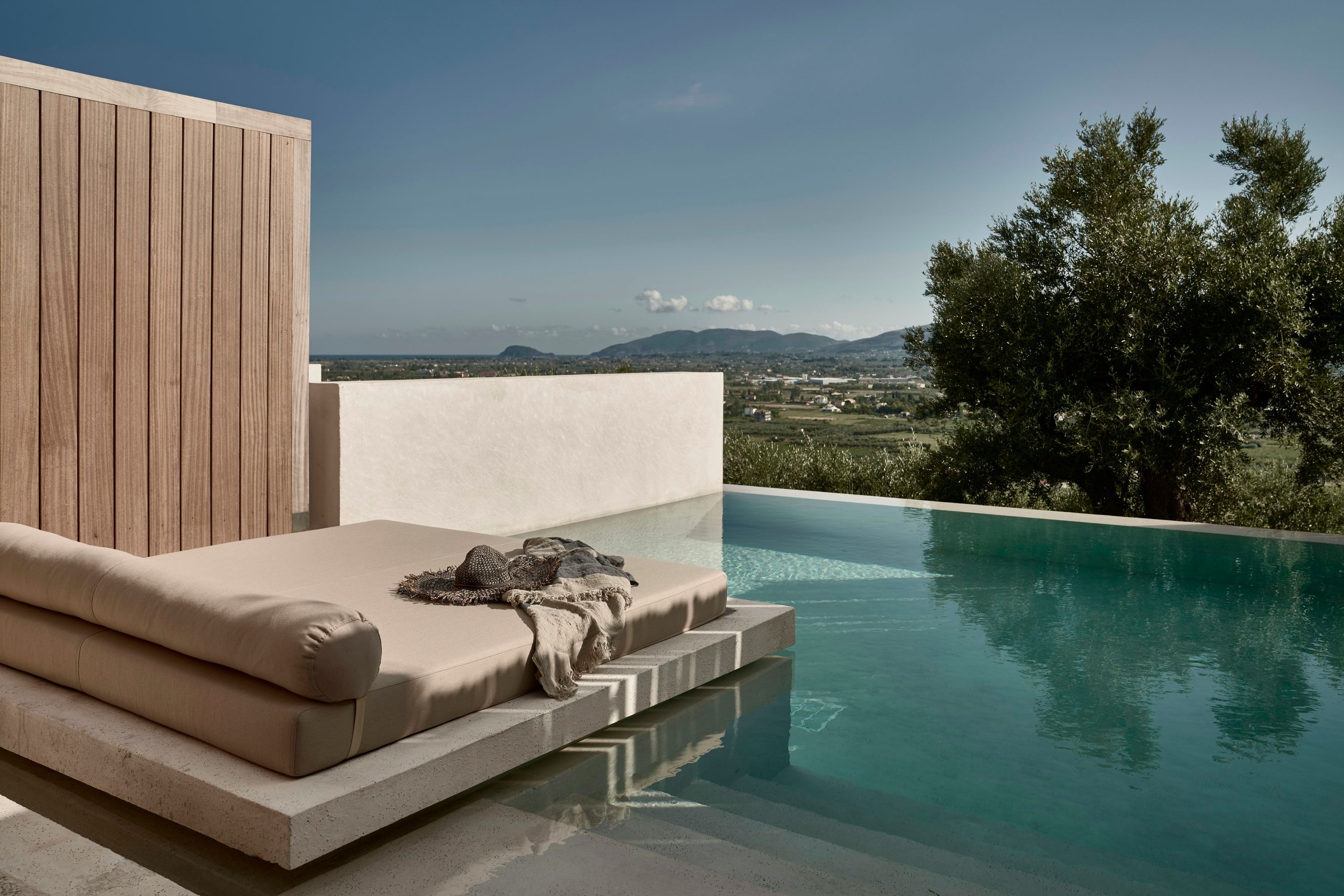 حوض السباحة