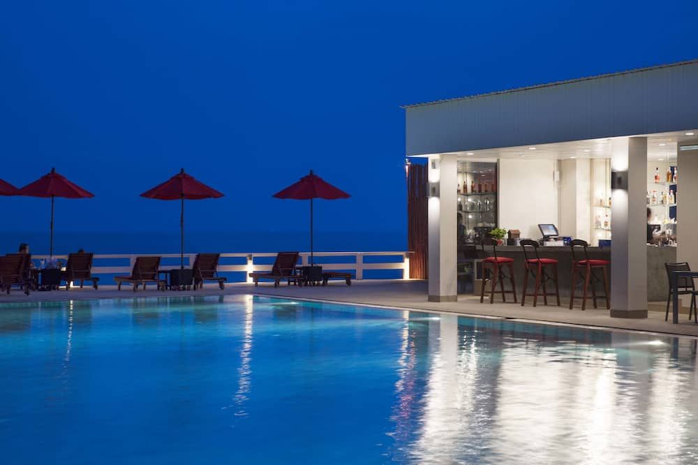 حوض السباحة