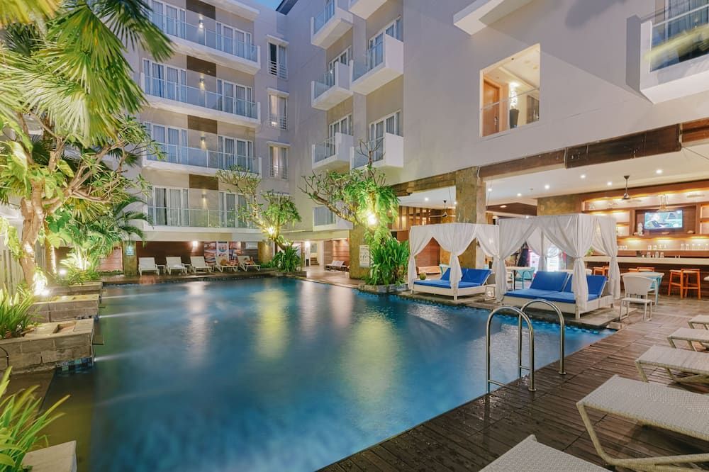 حوض السباحة