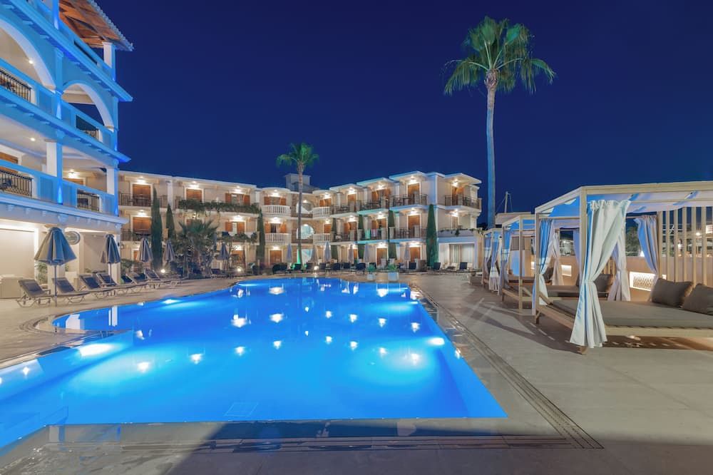 حوض السباحة