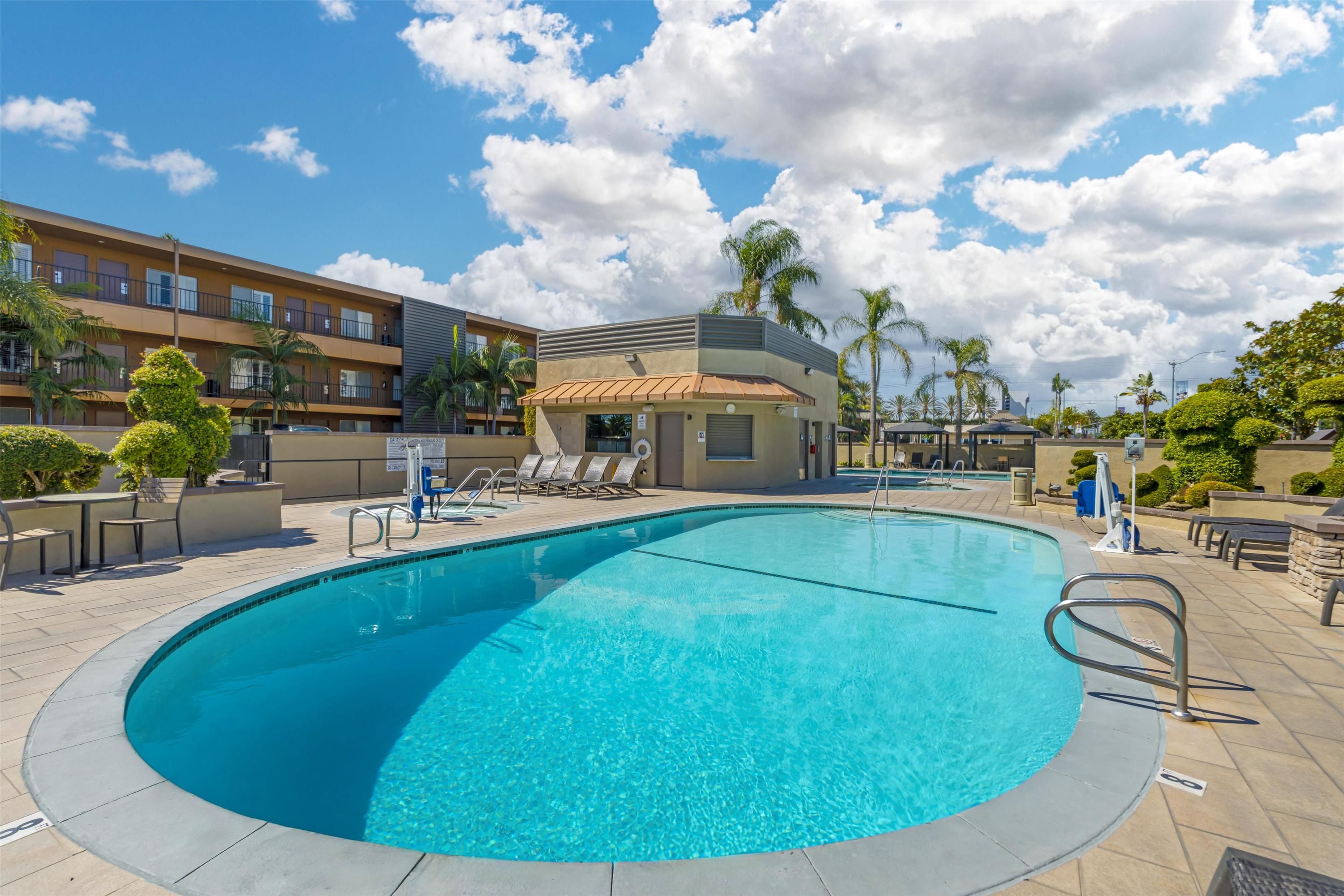 حوض السباحة