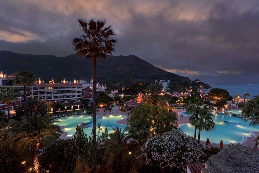 حوض السباحة