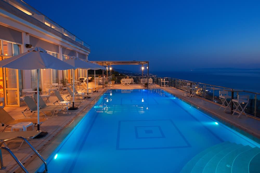 حوض السباحة