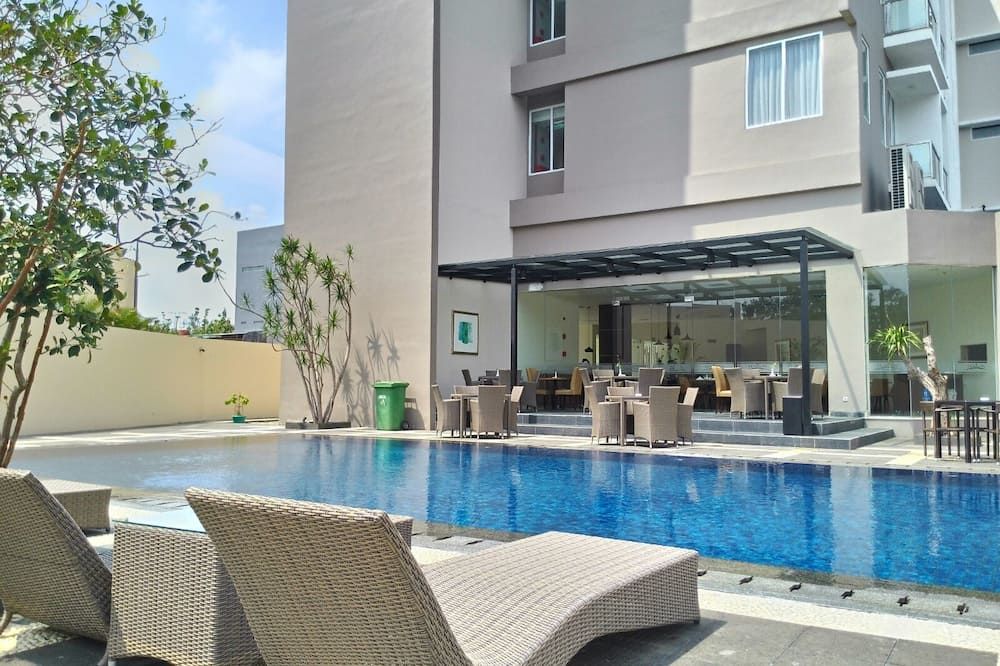 حوض السباحة