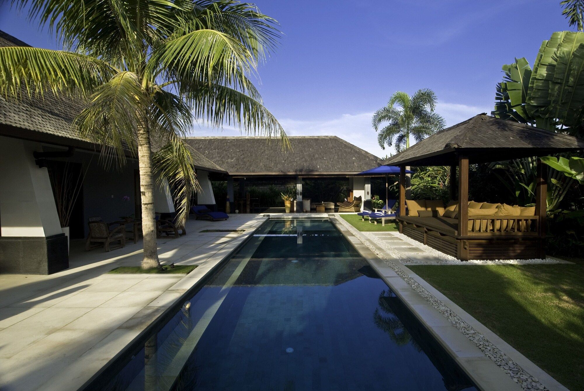 حوض السباحة