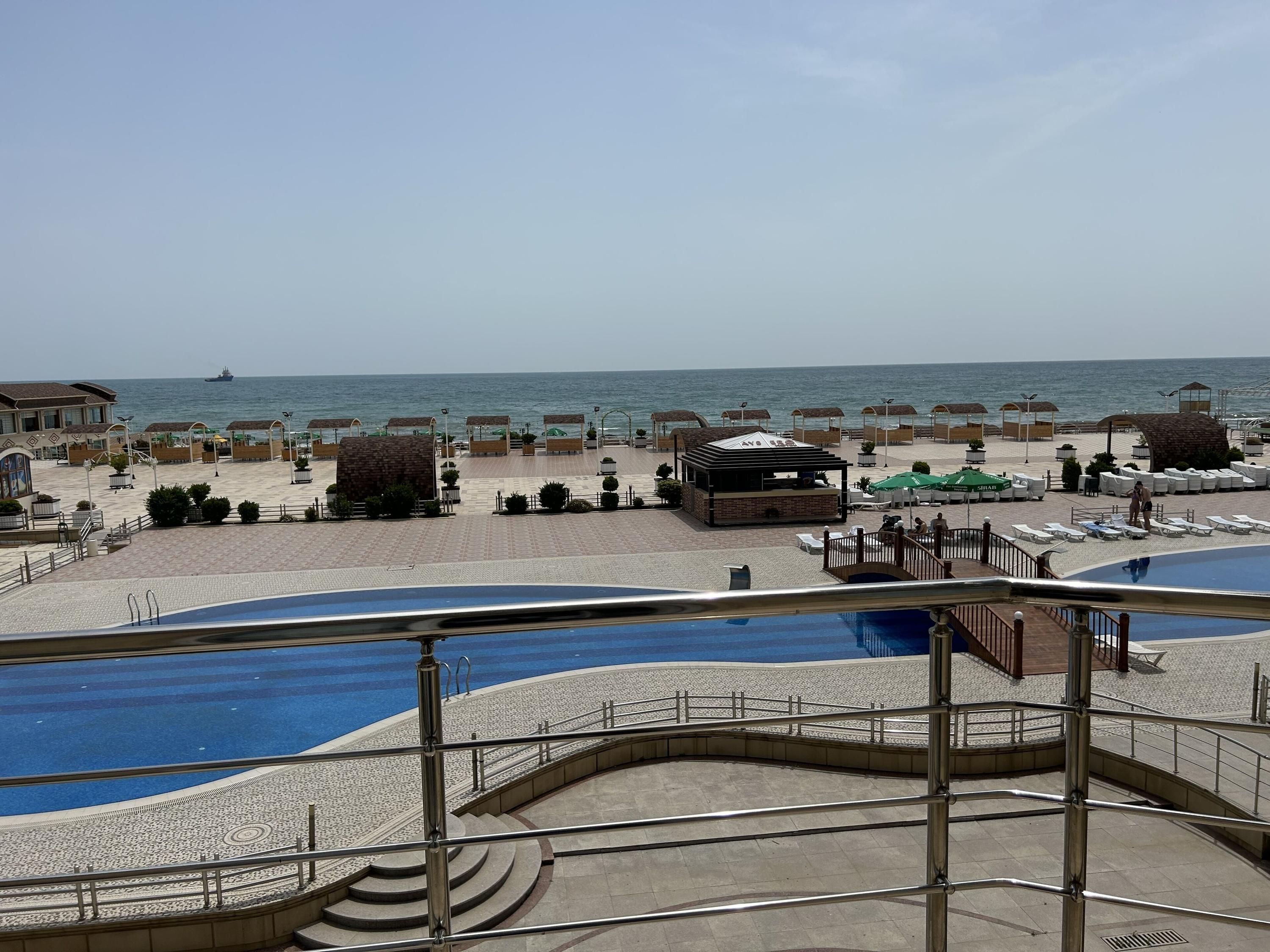 حوض السباحة