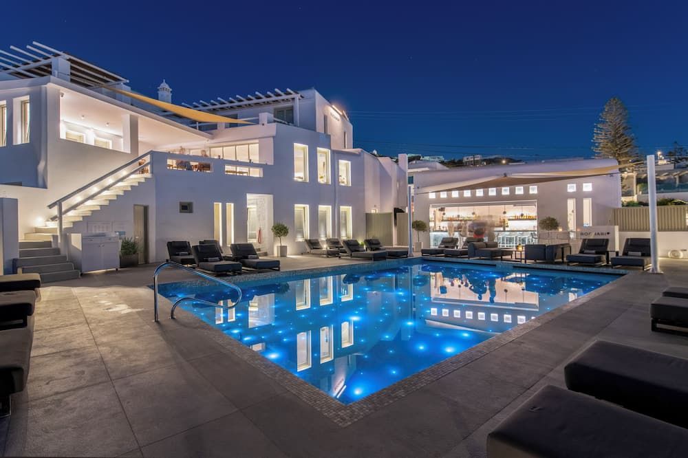 حوض السباحة