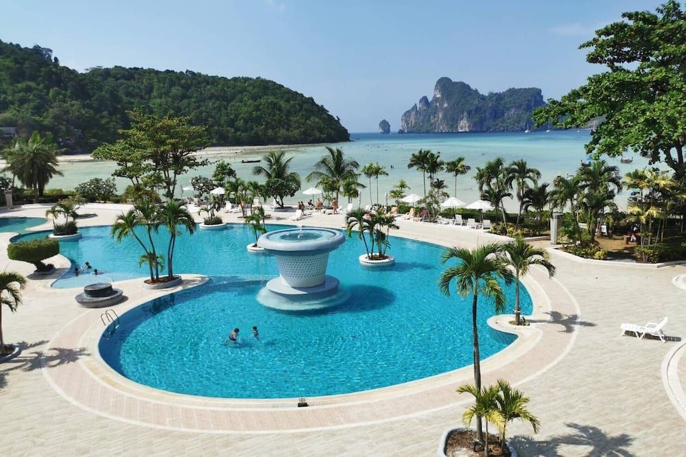 حوض السباحة