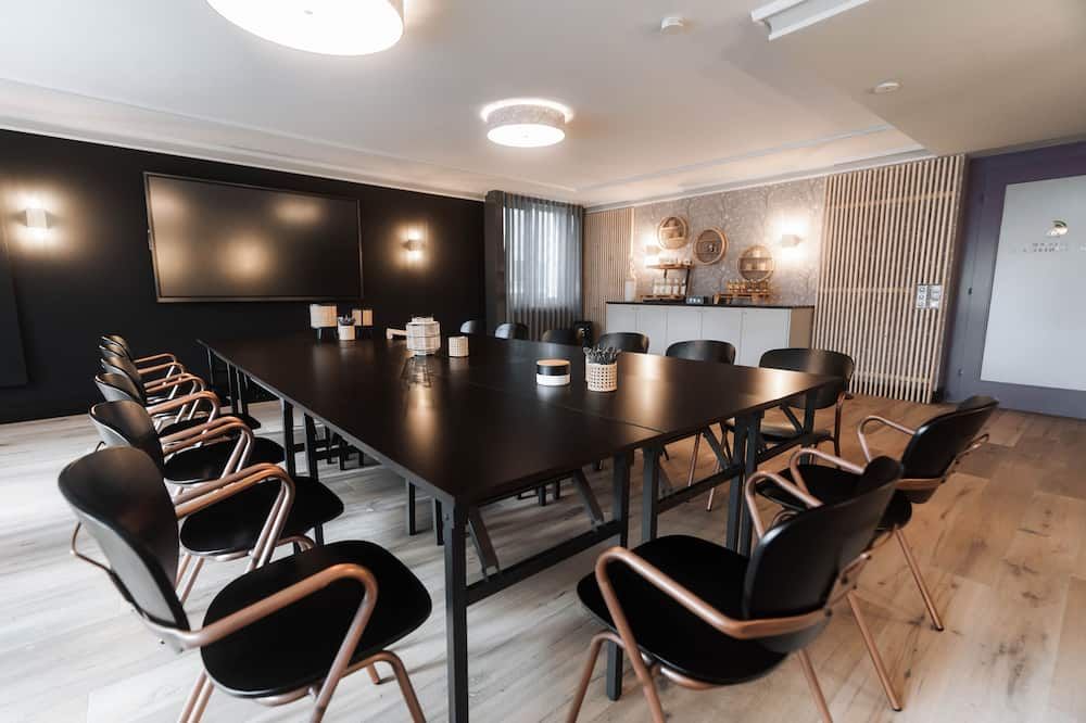 غرفة الاجتماعات