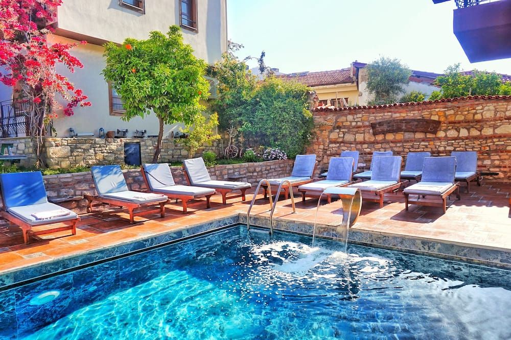 حوض السباحة