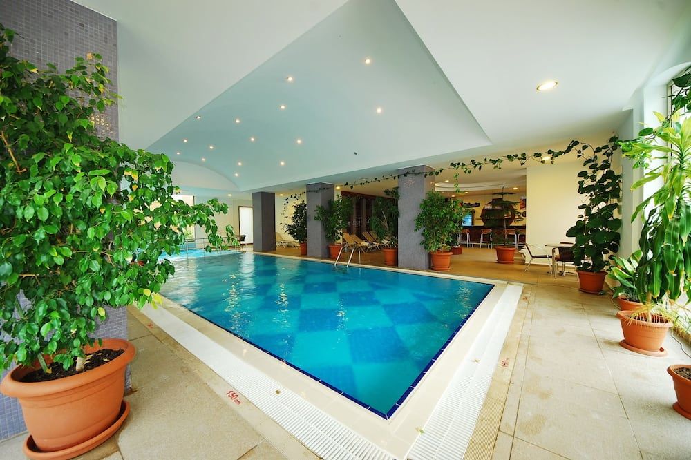 حوض السباحة