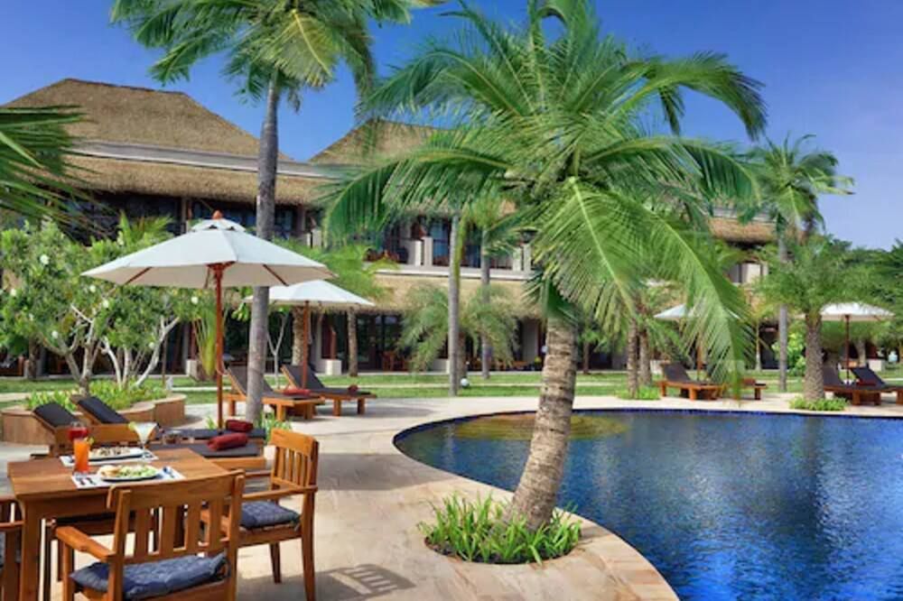 حوض السباحة