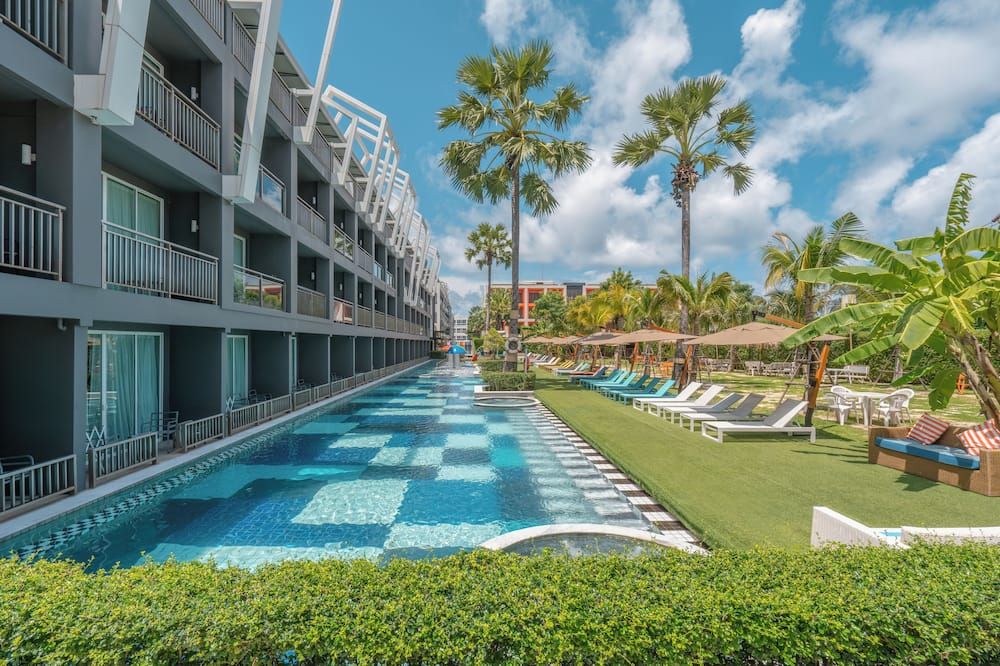 حوض السباحة