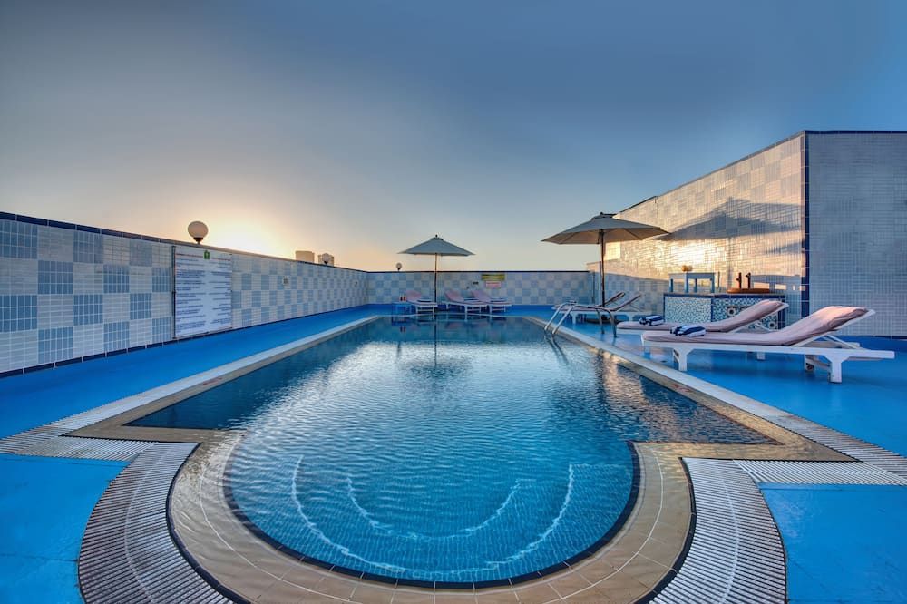 حوض السباحة