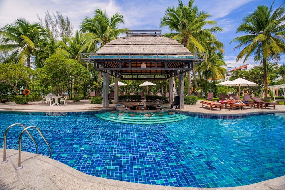 حوض السباحة