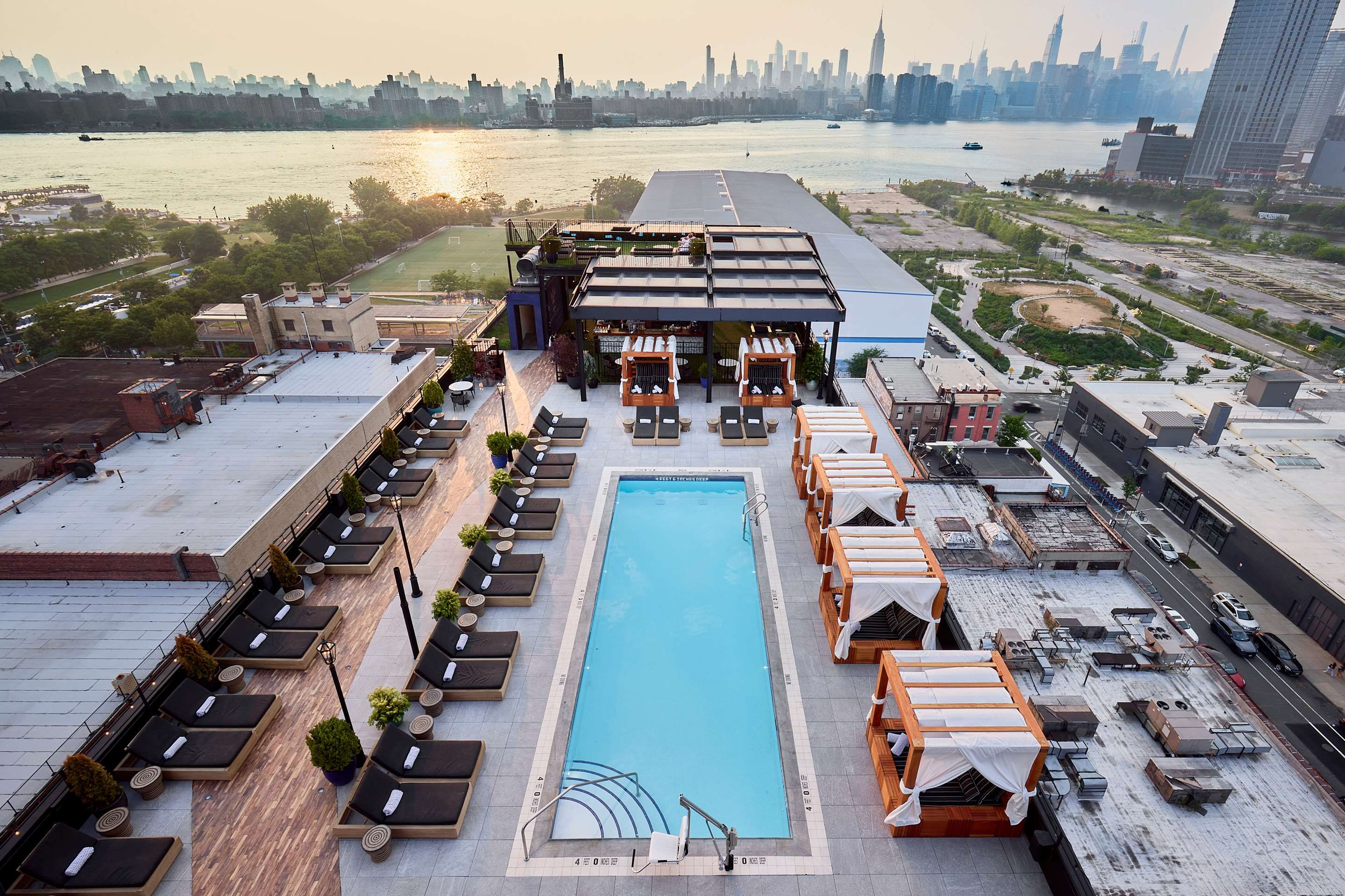 حوض السباحة