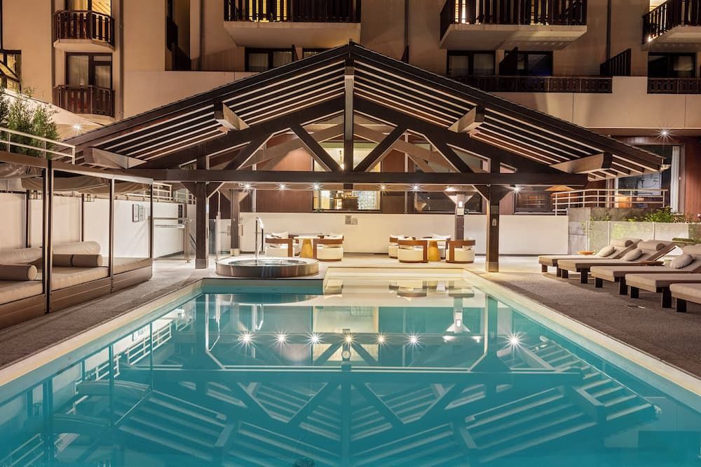 حوض السباحة