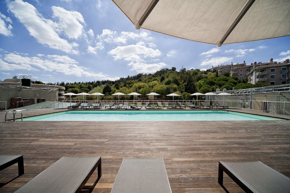 حوض السباحة