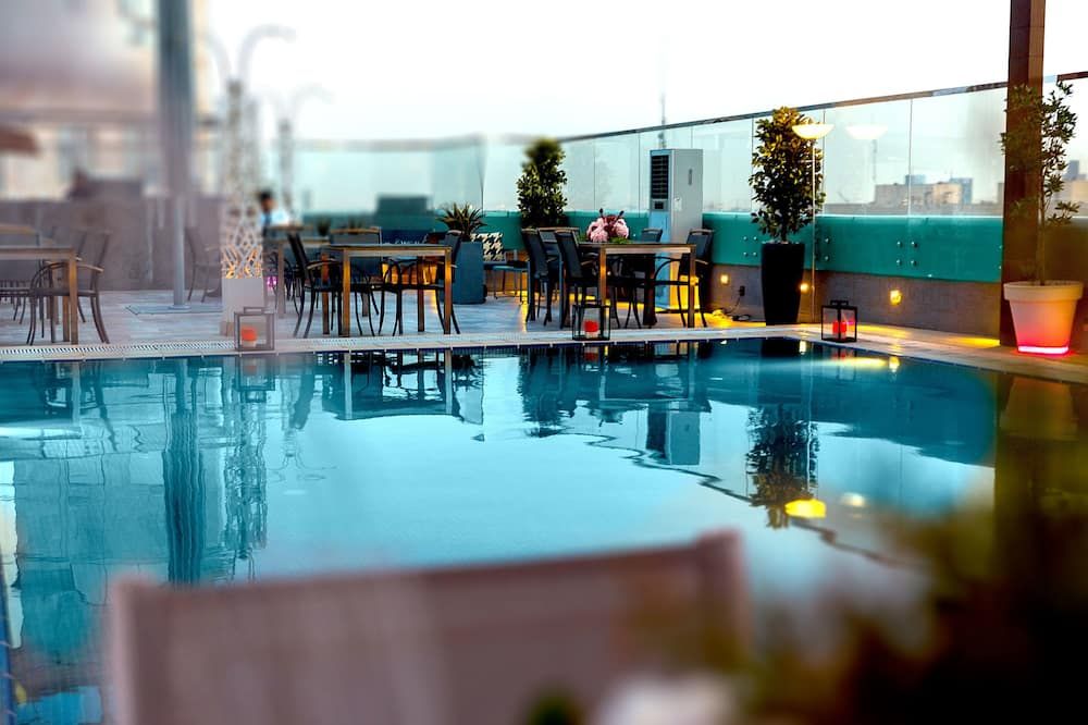 حوض السباحة