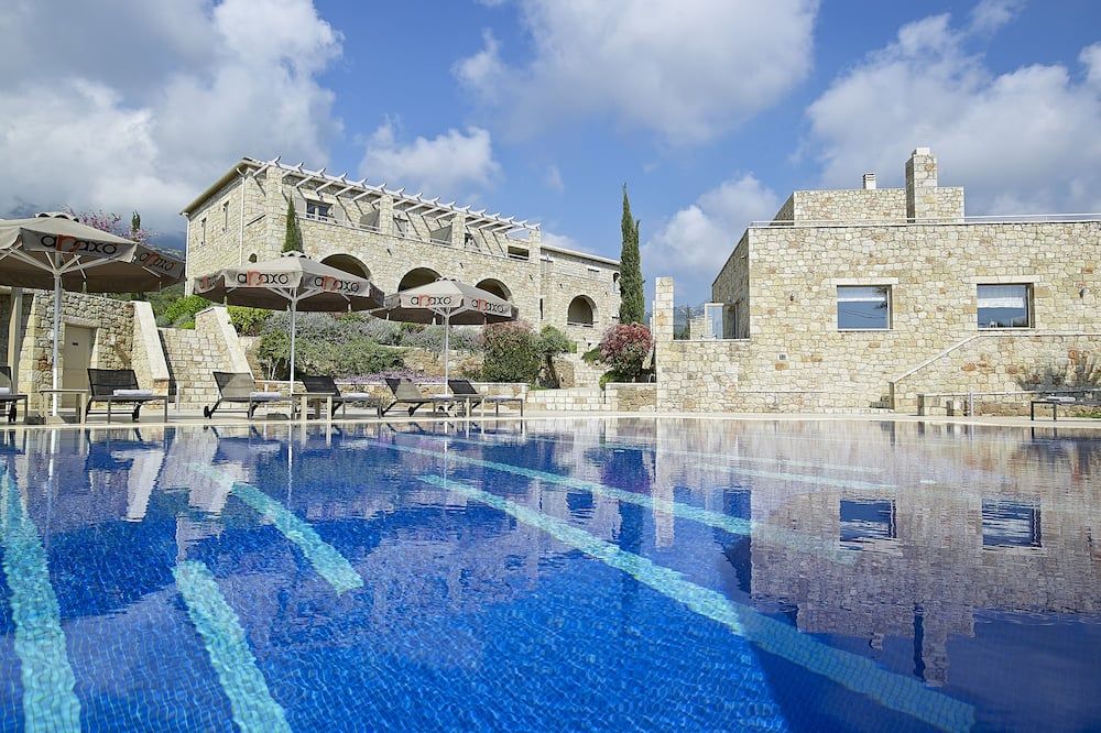 حوض السباحة