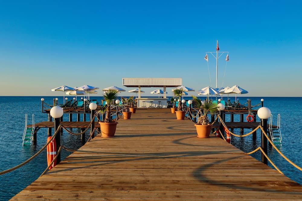 حوض السباحة