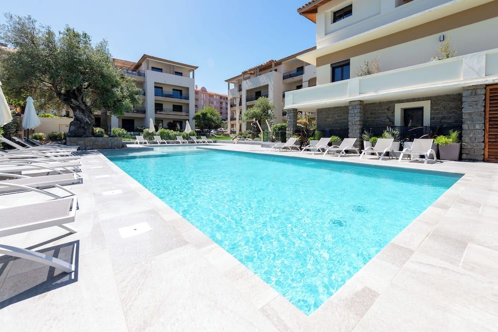 حوض السباحة