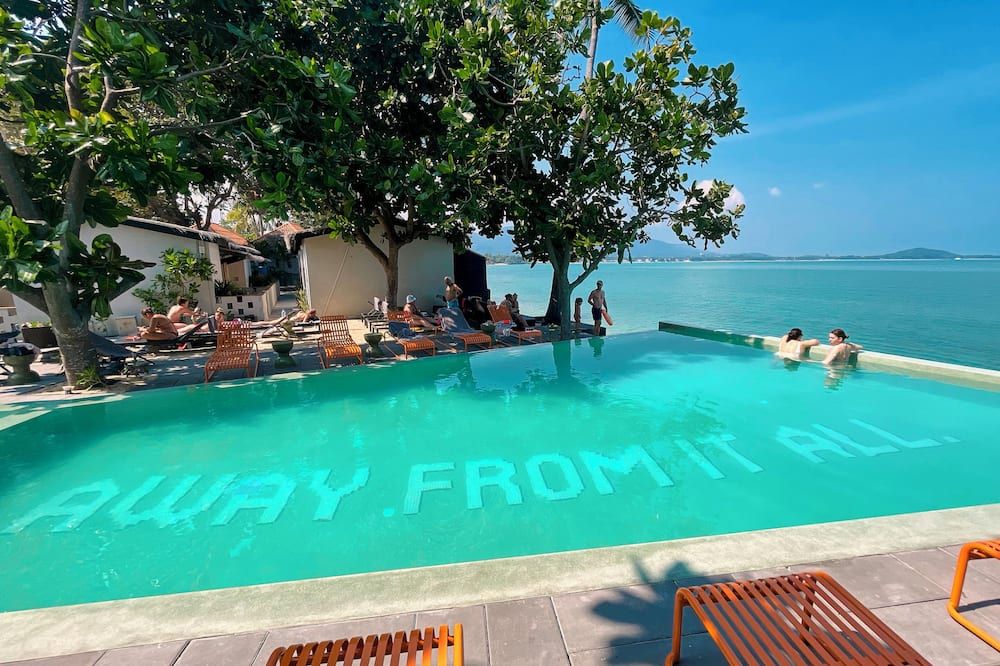 حوض السباحة