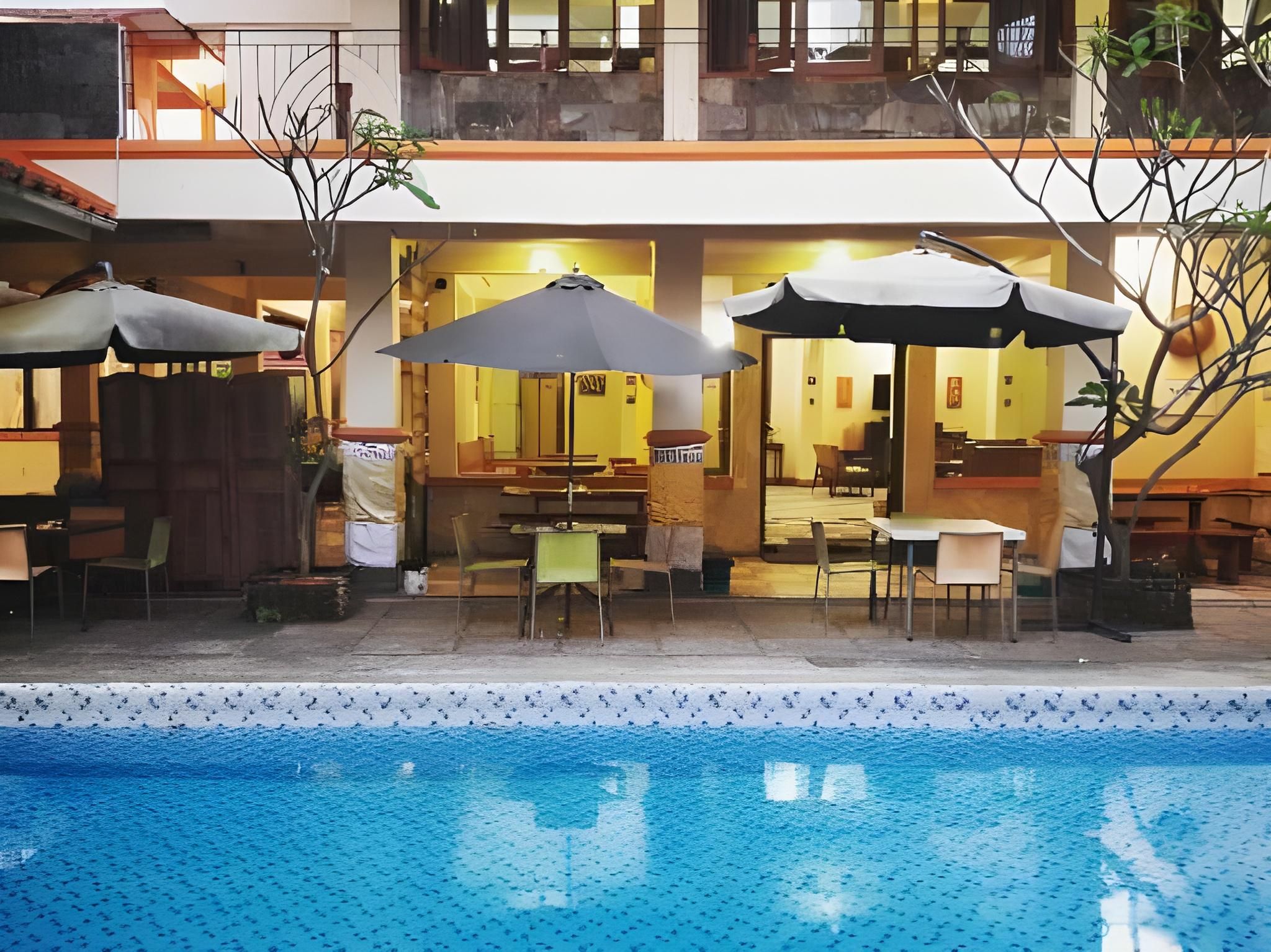 حوض السباحة