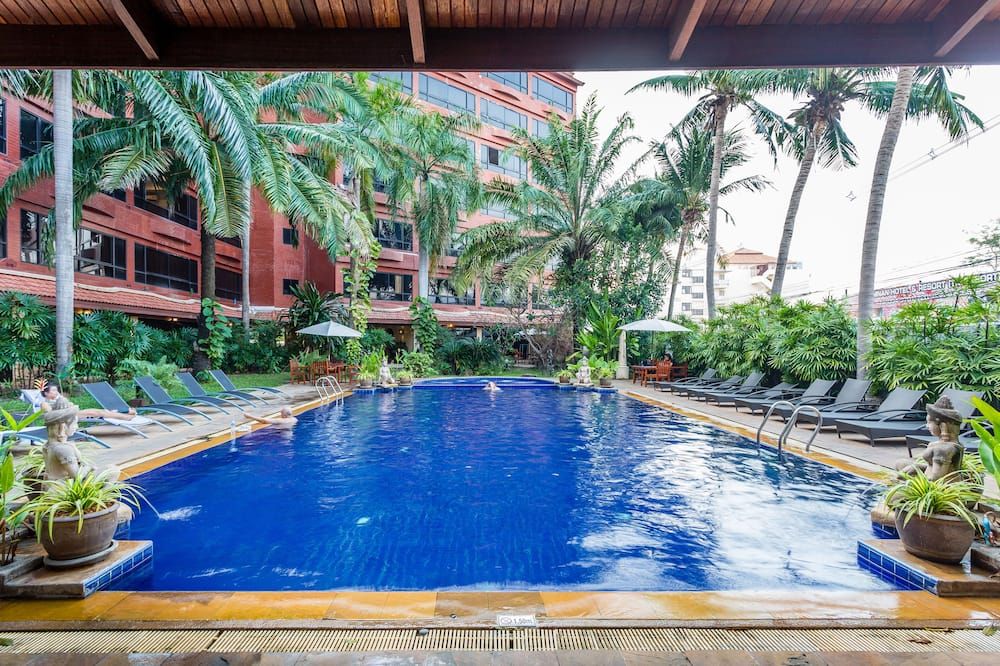 حوض السباحة