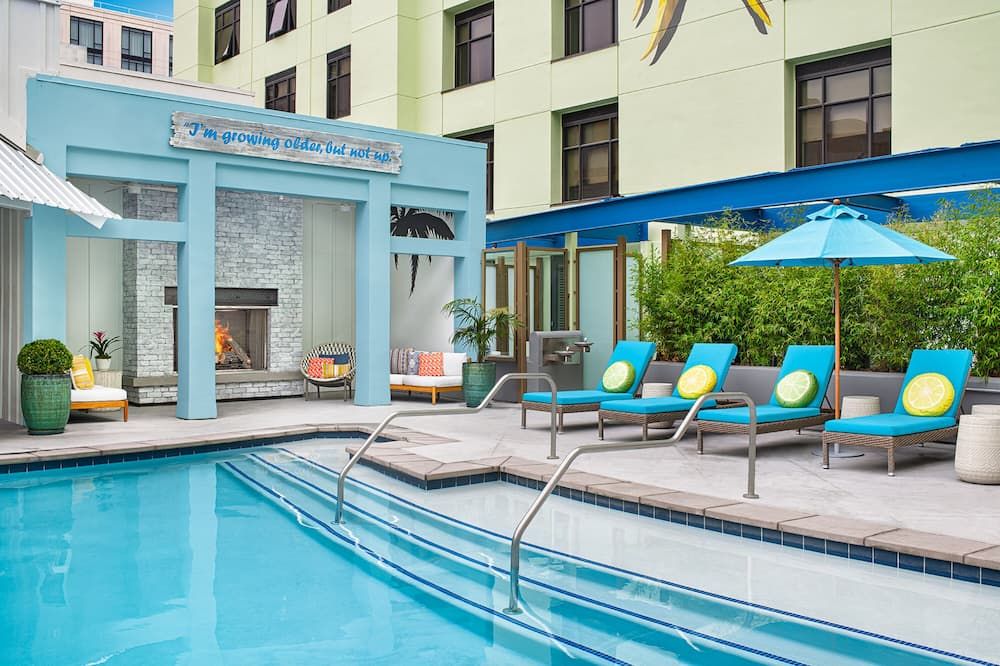 حوض السباحة