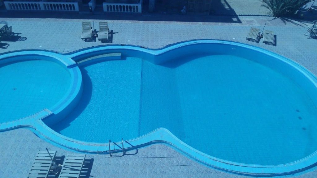 حوض السباحة