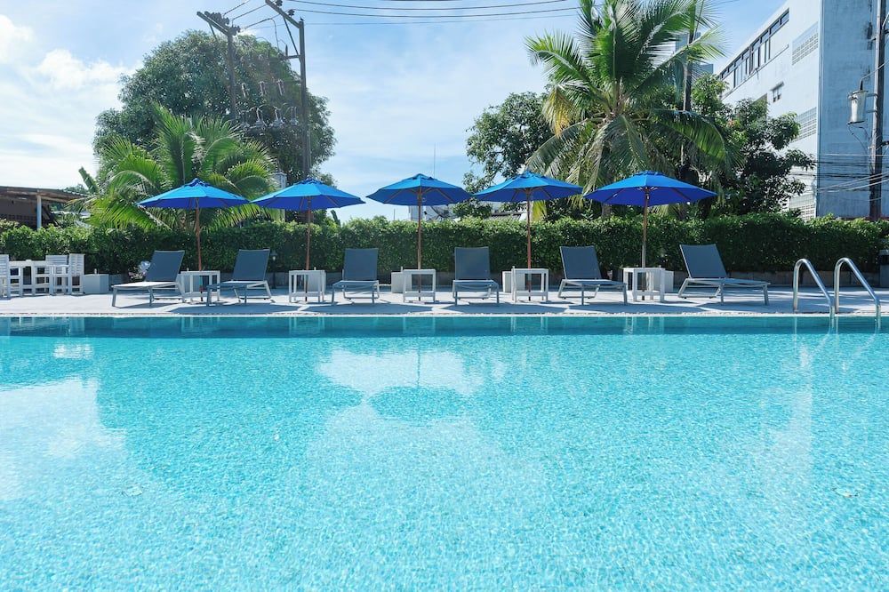 حوض السباحة