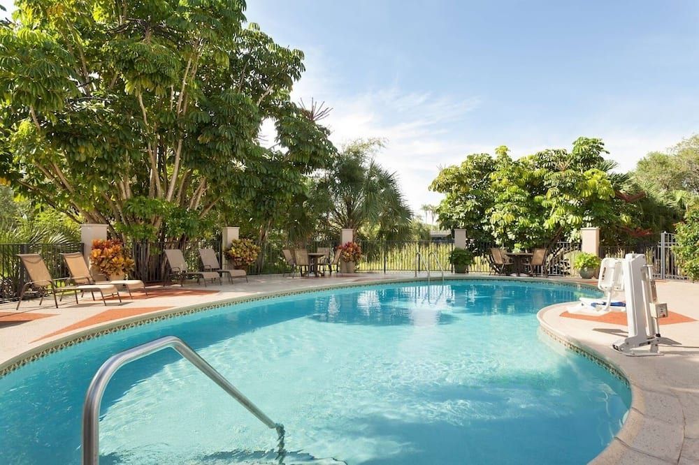 حوض السباحة