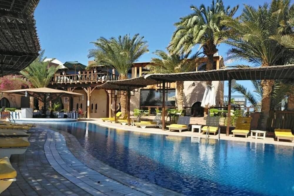 حوض السباحة