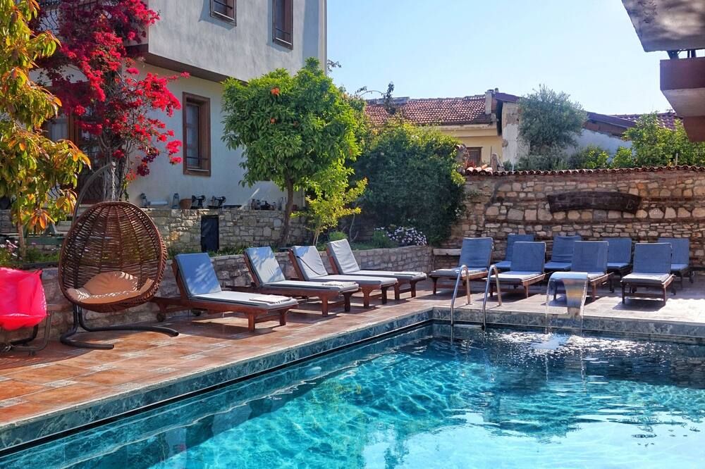 حوض السباحة