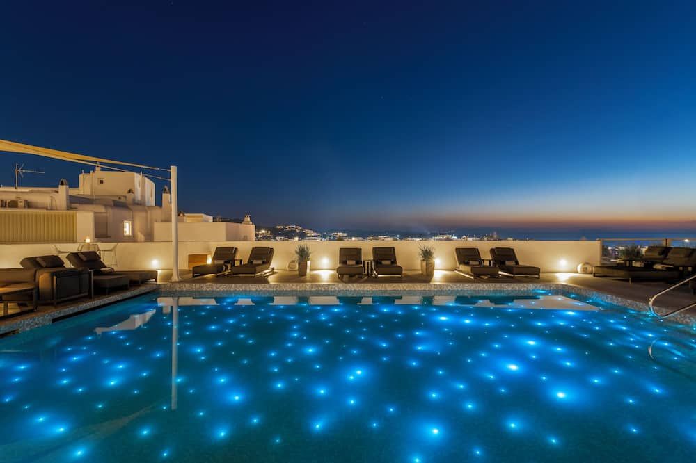 حوض السباحة