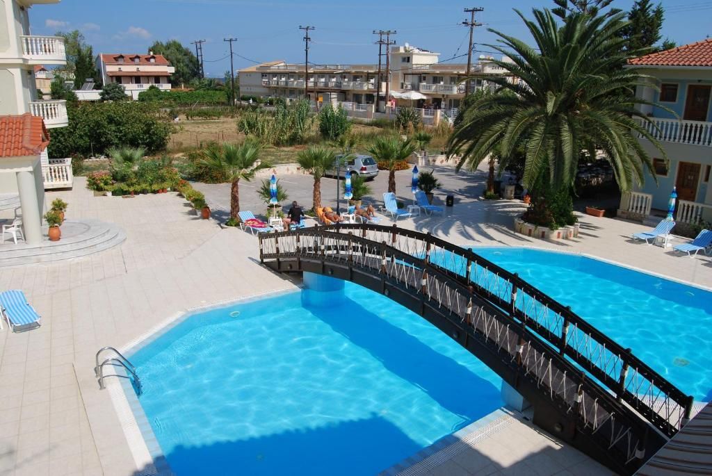 حوض السباحة