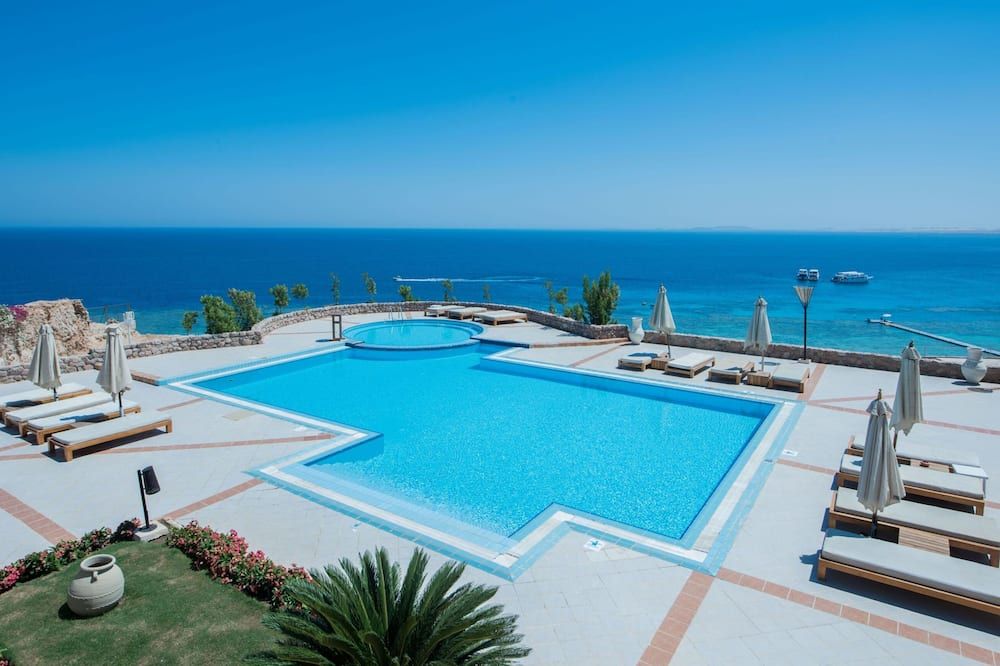 حوض السباحة