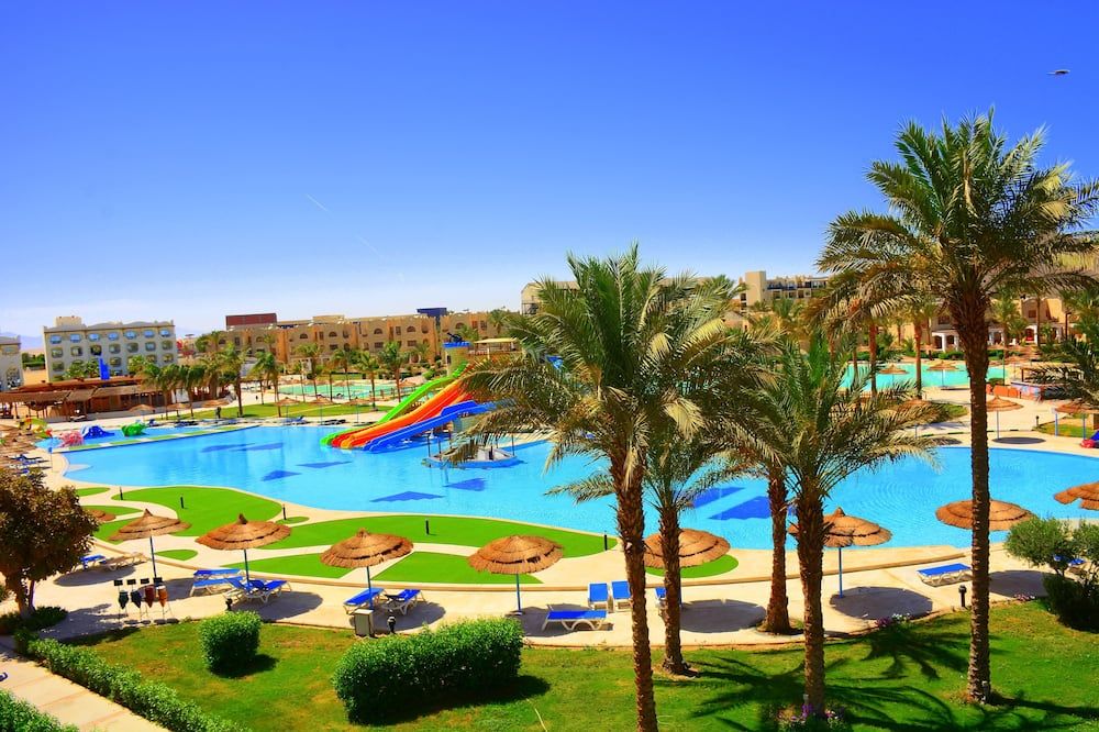 حوض السباحة