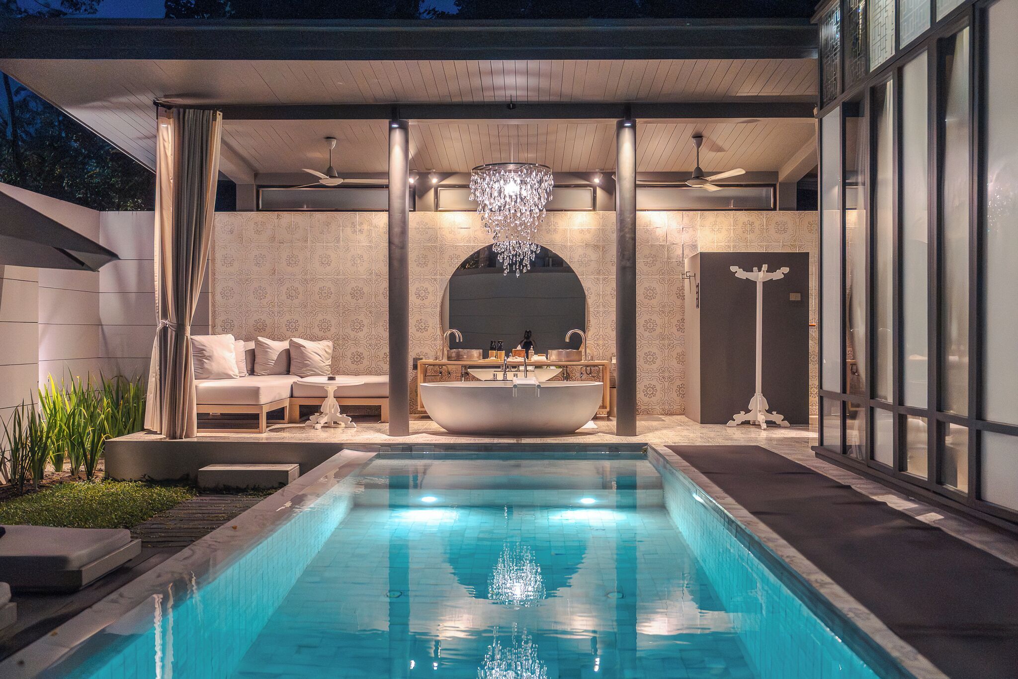 حوض السباحة