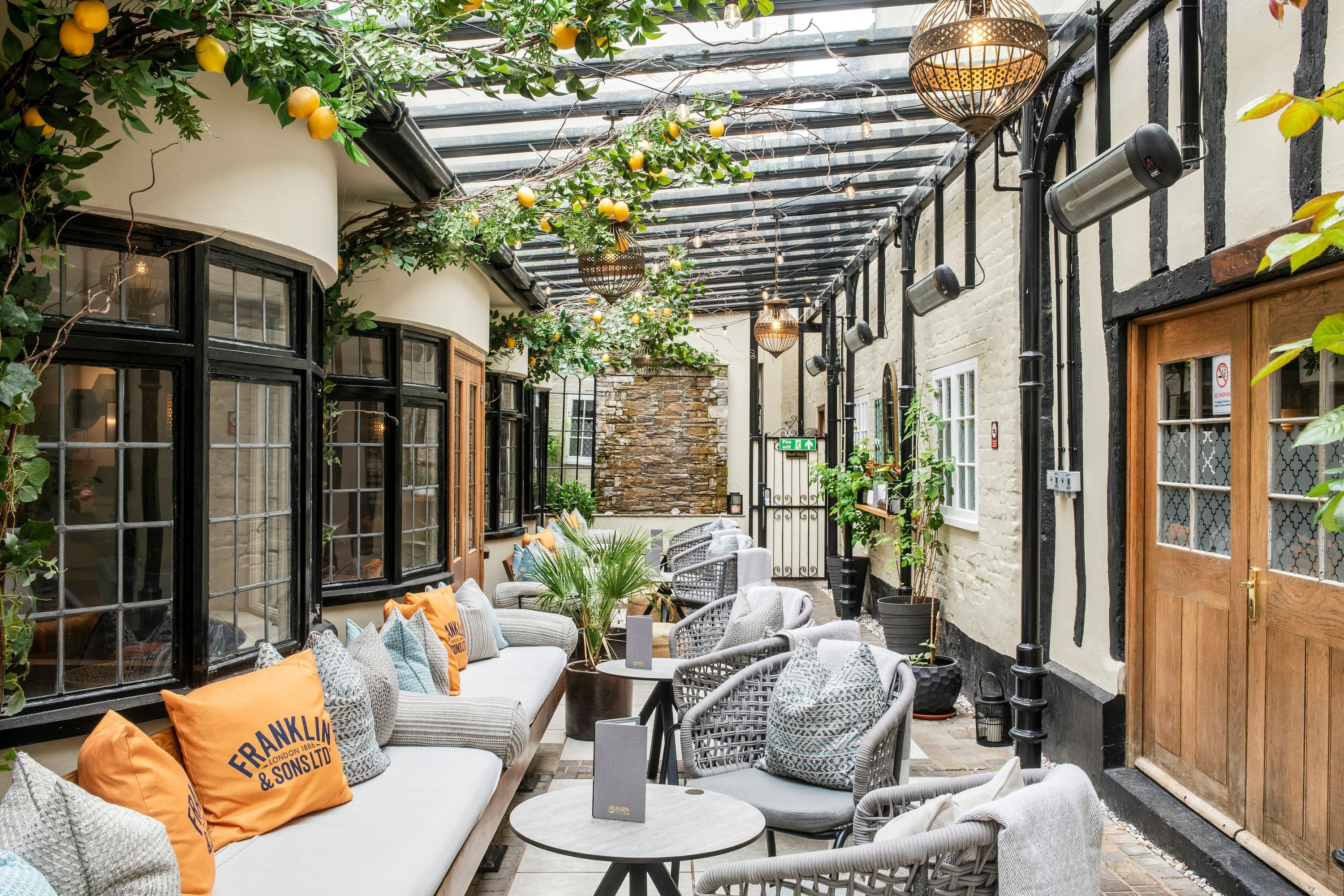 شرفة مرصوفة