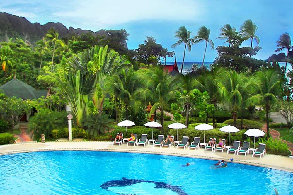 حوض السباحة