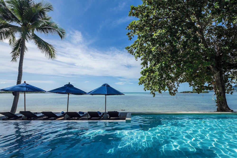 حوض السباحة