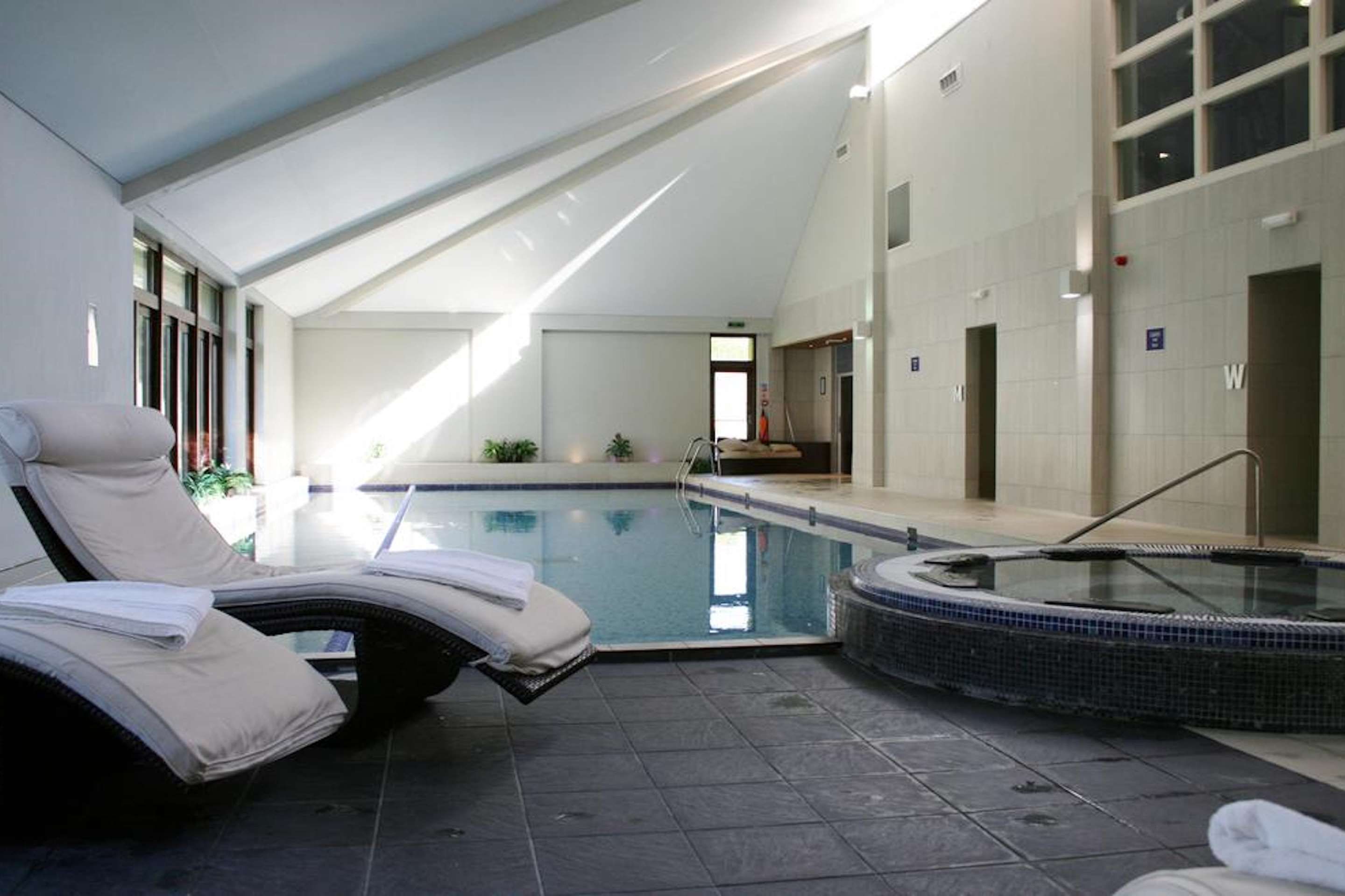 حوض السباحة